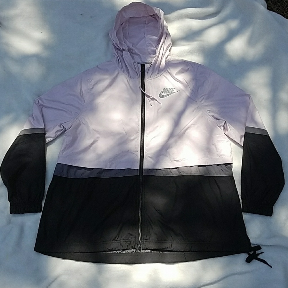 Women's Nike windbreaker.